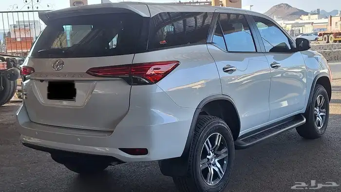 2025 تويوتا فورتشنر GX بنزين بدون دبل شبه جديد 4