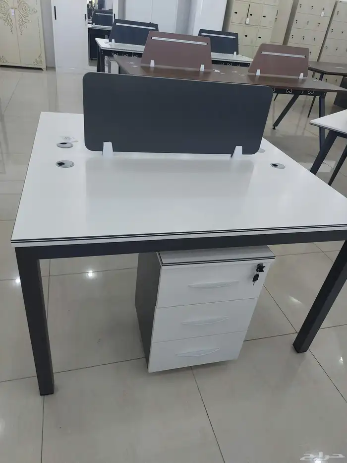 بارتيشن رباعي ثنائي و مفردلون ابيض و جملي كرسي دوار قاعده كر 7