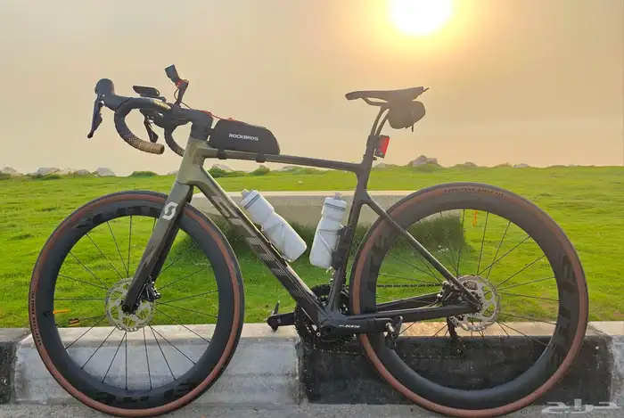 scott addict 30 road bike للبيع دراجه 1
