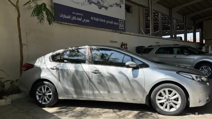 كيا سيراتو 2017 (نصف الفل) بحالة نظيفة جدا 4