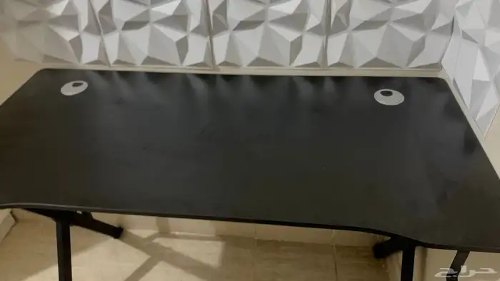 طاوله قيمنق كبيره و واسعه على السوم 1