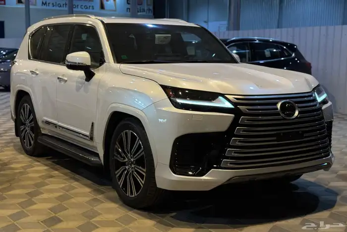 لكزس LXBB ابيض داخل ابيض الساير 2025 3