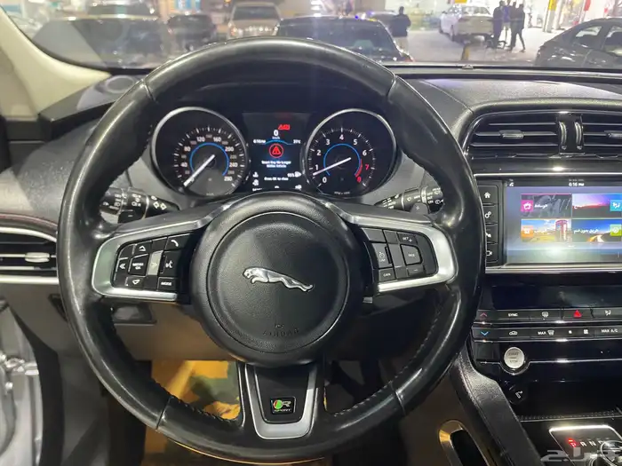 جاكوار F Pace R Sport ستة سلندر سوبر تشارج 25