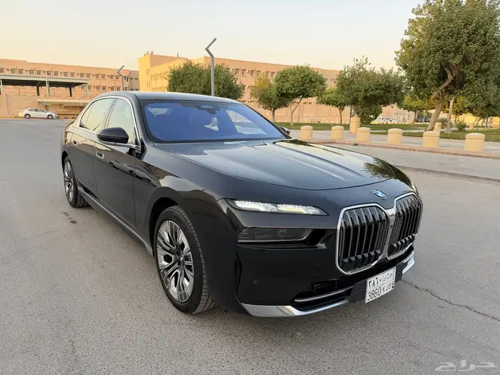 بي ام دبليو 740 Liاعلى فئة 2023 للبيع 4