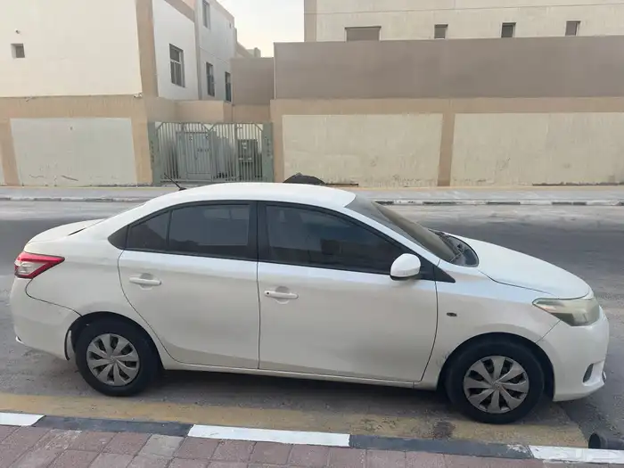 للبيع يارس 2015 نظيفة جدا  - الدمام 0