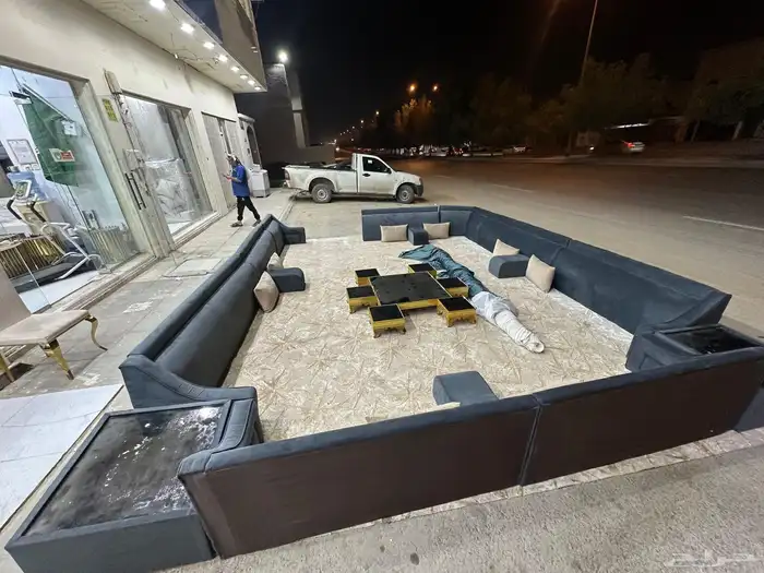 مجلس شبه جديد يشمل اطاولات والفرشه وستاره 6