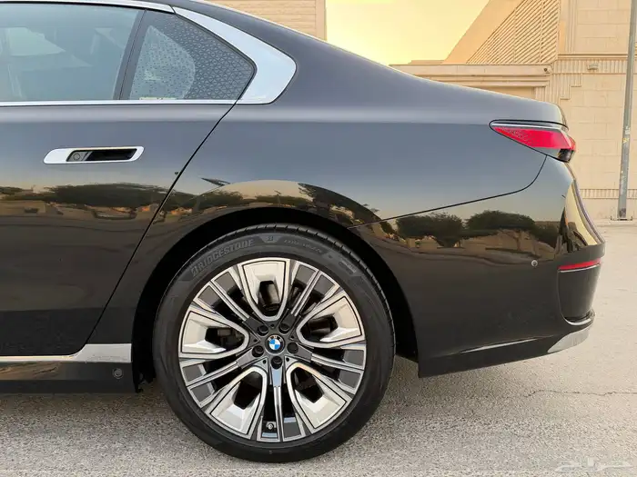 بي ام دبليو 740 Liاعلى فئة 2023 للبيع 10