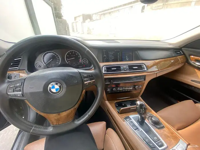 BMW 750 2009 16