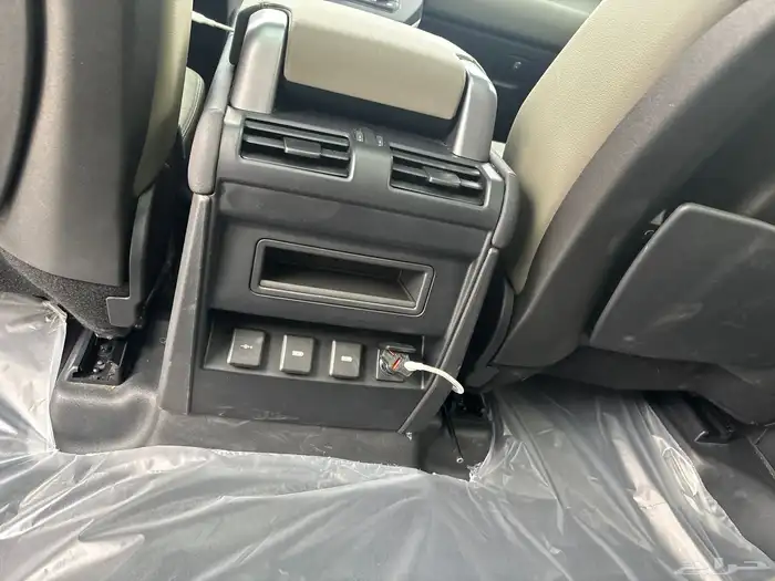 لاند روفر ديفندر 2020 رمادي فئة S P300 6