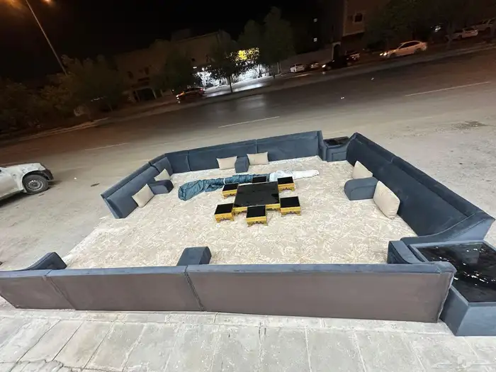 مجلس شبه جديد يشمل اطاولات والفرشه وستاره 3