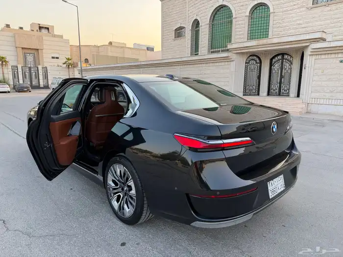 بي ام دبليو 740 Liاعلى فئة 2023 للبيع 8