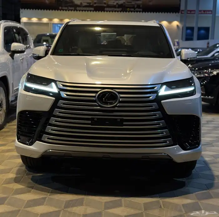 لكزس LXBB ابيض داخل ابيض الساير 2025 4