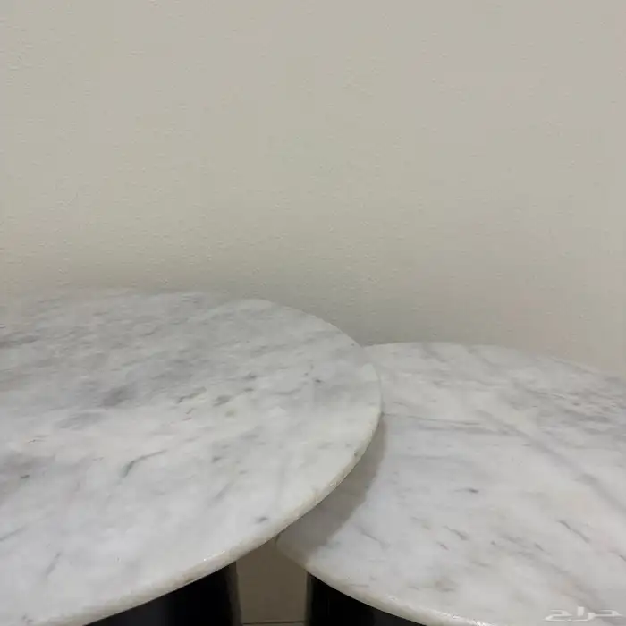 طاوله للبيع بتصميم ثنائي رخام نظييف 1