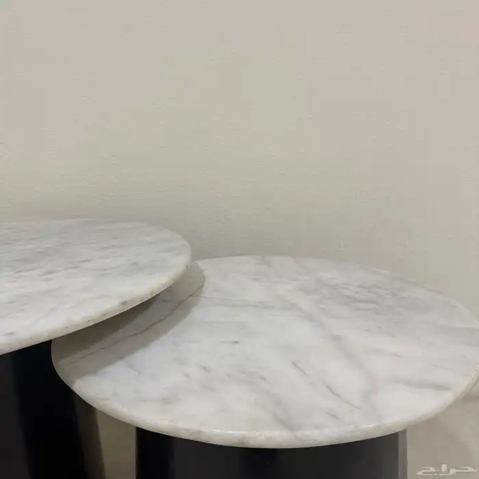 طاوله للبيع بتصميم ثنائي رخام نظييف 0