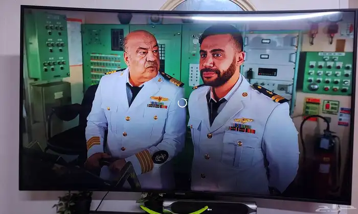 شاشة سامسونج سمارت 65 منحنيه مع الريموت وحامل جدار بحاله ممت 0