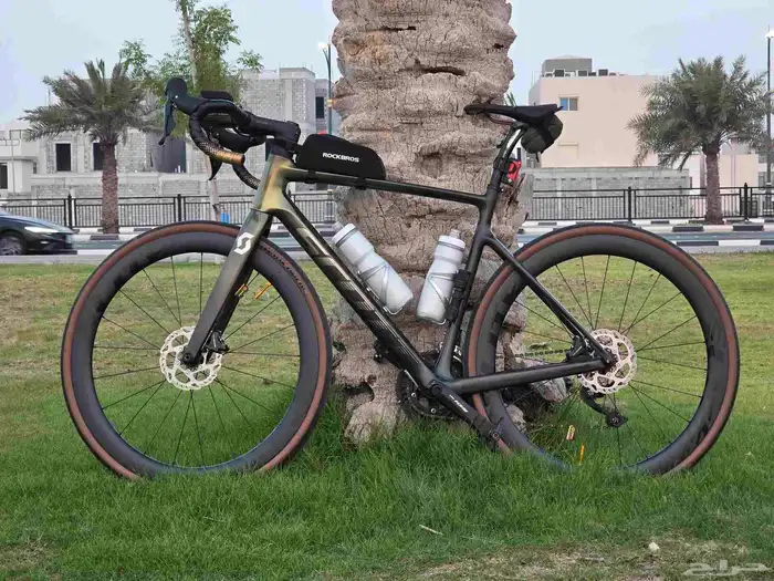 scott addict 30 road bike للبيع دراجه 0