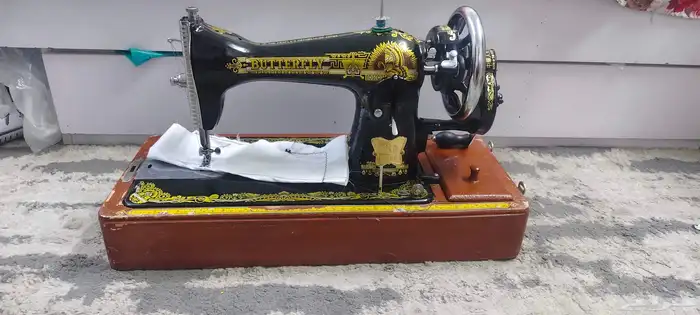 مكينة خياطة أبو الفراشة اصلية قديمة ثراثيه 0