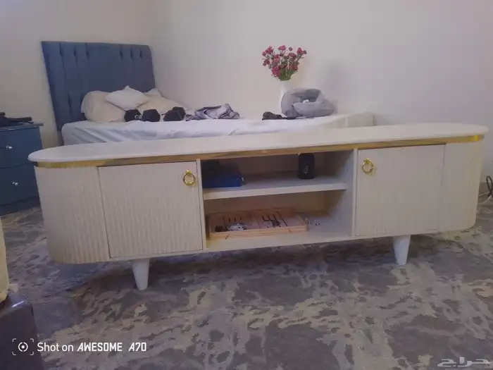 طاولة تلفزيون مودرن بلون بيج بتصميم أنيق 1