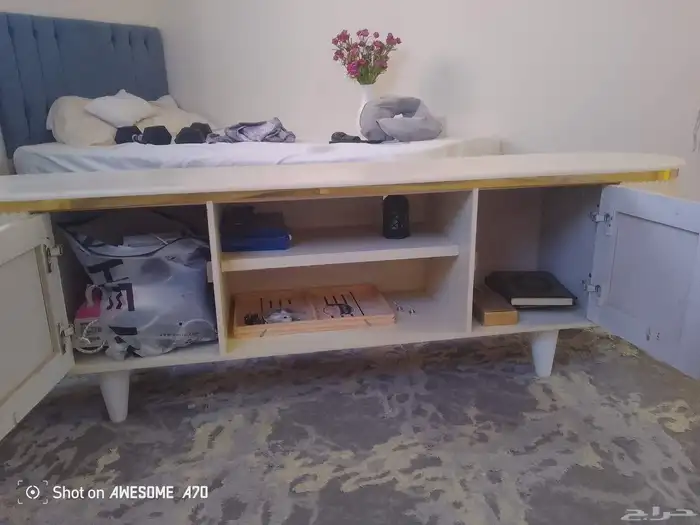 طاولة تلفزيون مودرن بلون بيج بتصميم أنيق 2