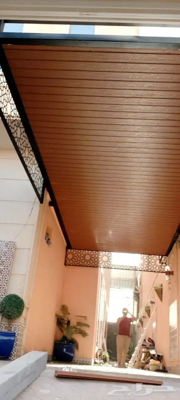 تلبيس ابواب حديد بالواح بديل خشب  فخامة  متانة  وجمال يدوم 1