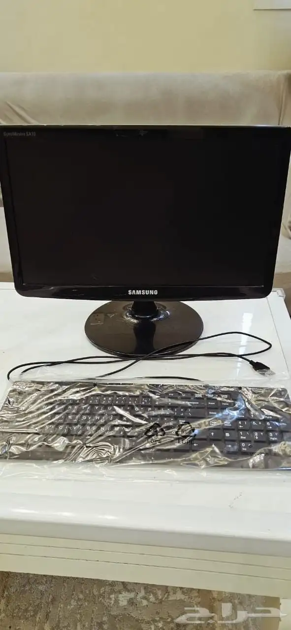 شاشه كمبيوتر ولوحه مفاتيح 1