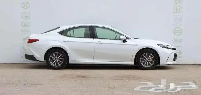 تويوتا كامري Eبنزين اصفار سعودي 2025 1