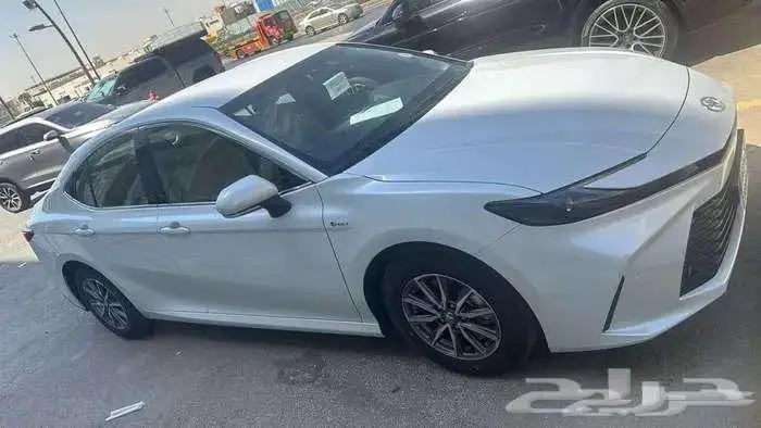 تويوتا كامري E هايبرد 2025 3