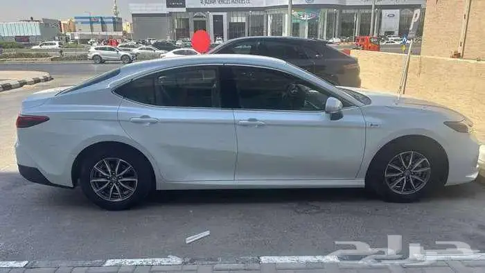 تويوتا كامري E هايبرد 2025 4