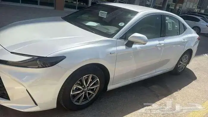 تويوتا كامري E هايبرد 2025 5