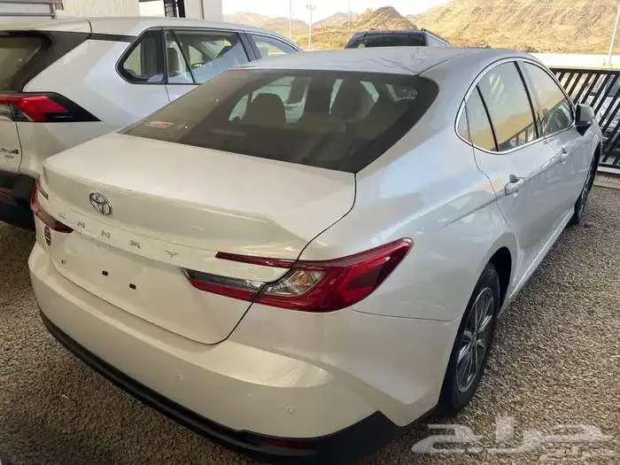 تويوتا كامري E بنزين 2025 1