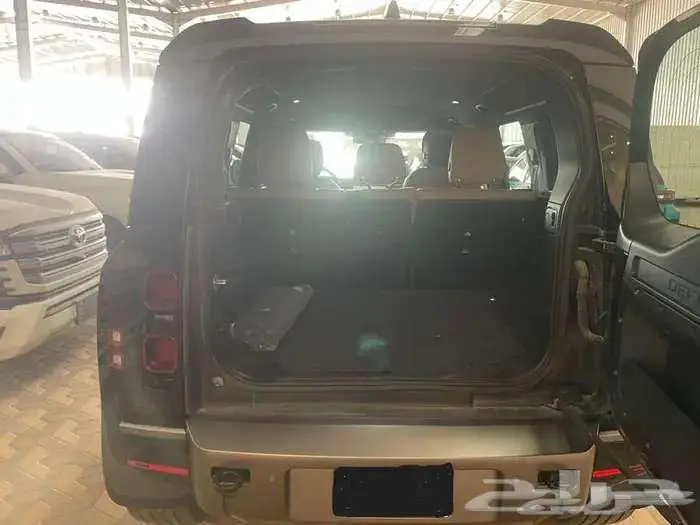 لاندروفر - ديفندر HSE V6 موديل 2025 4