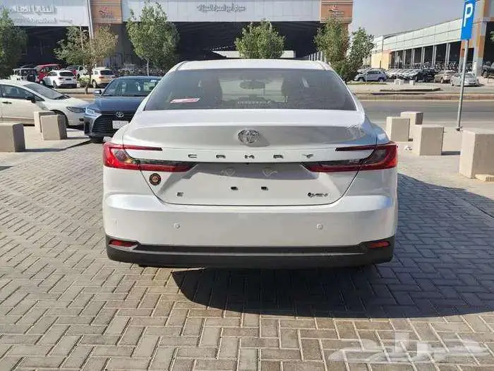تويوتا كامرى استاندر بنزين سعودى 2025 ابيض رمادى اسود 9