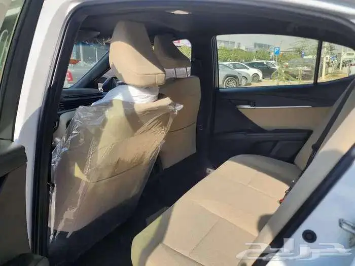 تويوتا كامرى استاندر بنزين سعودى 2025 ابيض رمادى اسود 4