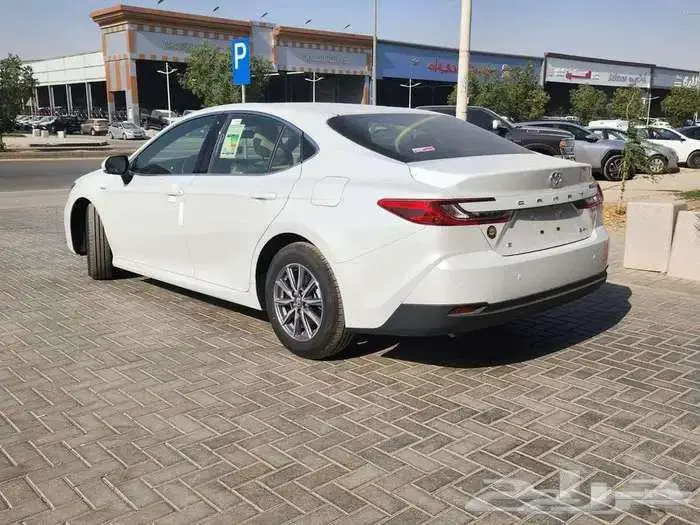 تويوتا كامرى استاندر بنزين سعودى 2025 ابيض رمادى اسود 8