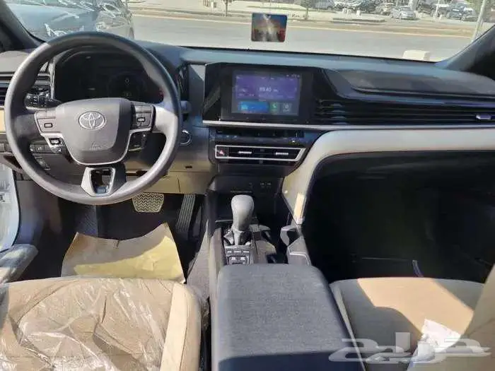 تويوتا كامرى استاندر بنزين سعودى 2025 ابيض رمادى اسود 3