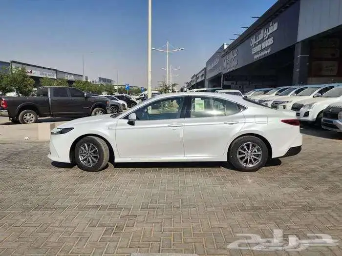 تويوتا كامرى استاندر بنزين سعودى 2025 ابيض رمادى اسود 7