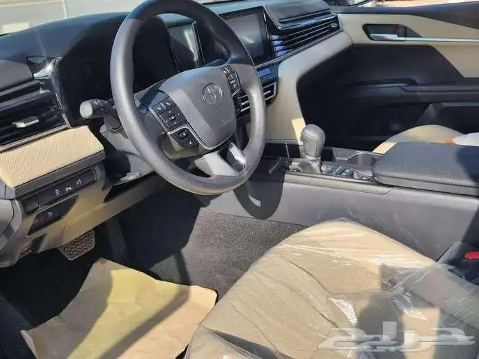 تويوتا كامرى استاندر بنزين سعودى 2025 ابيض رمادى اسود 1