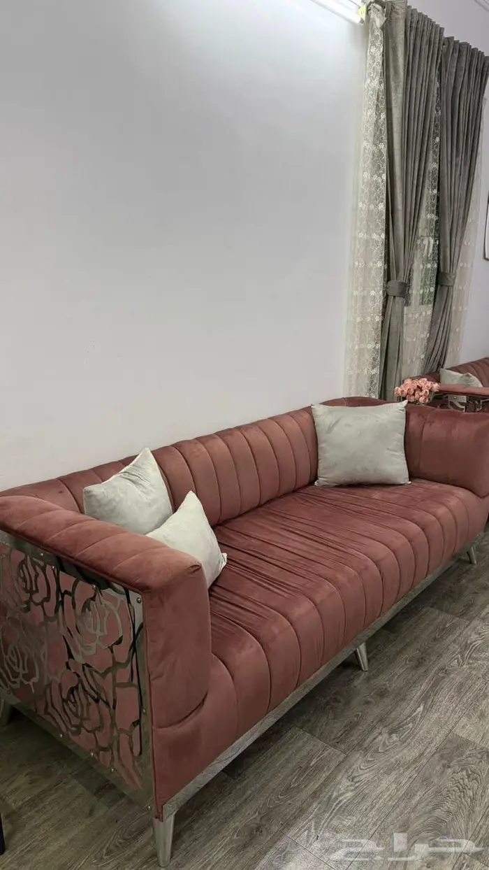 كنب مجلس جديد مع طاولات وستائر 0