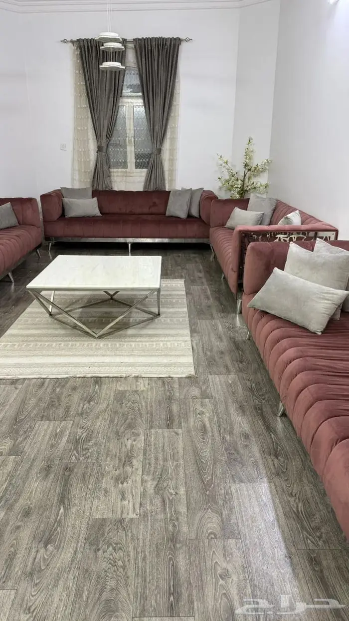 كنب مجلس جديد مع طاولات وستائر 2