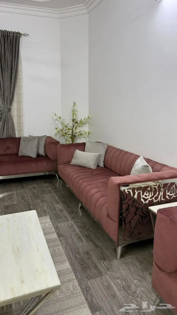 كنب مجلس جديد مع طاولات وستائر 1