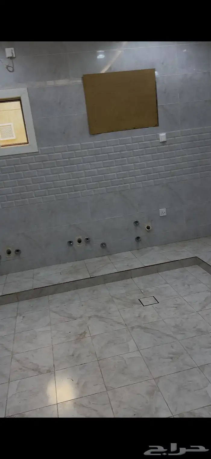 شقة روف بتشطيب ممتاز   للايجار  ولي العهد 1