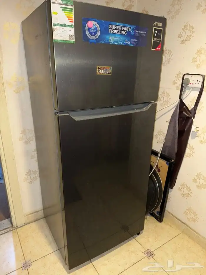 للبيع ثلاجه تحتاج كمبريسر 1