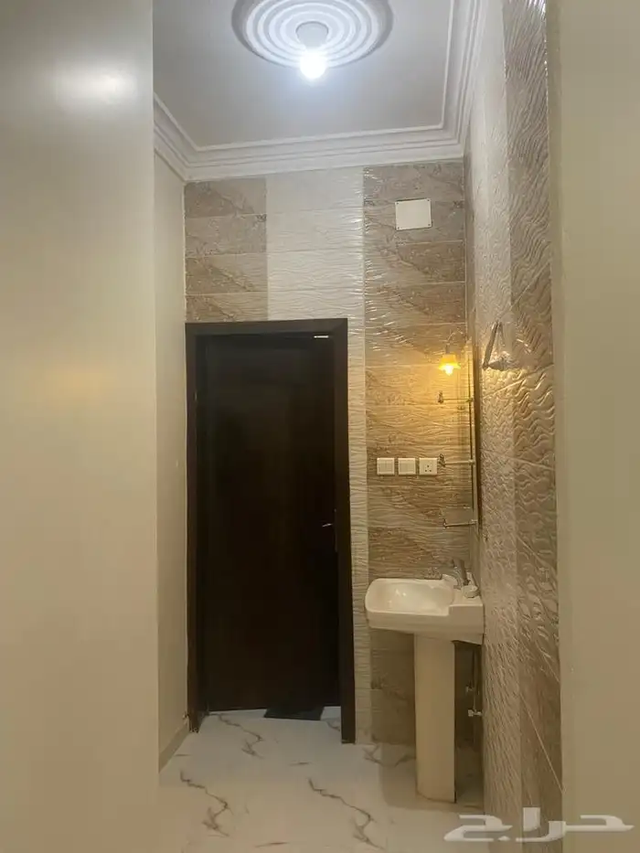 شقة نظيفة للايجار بلاطة 5 غرف 3