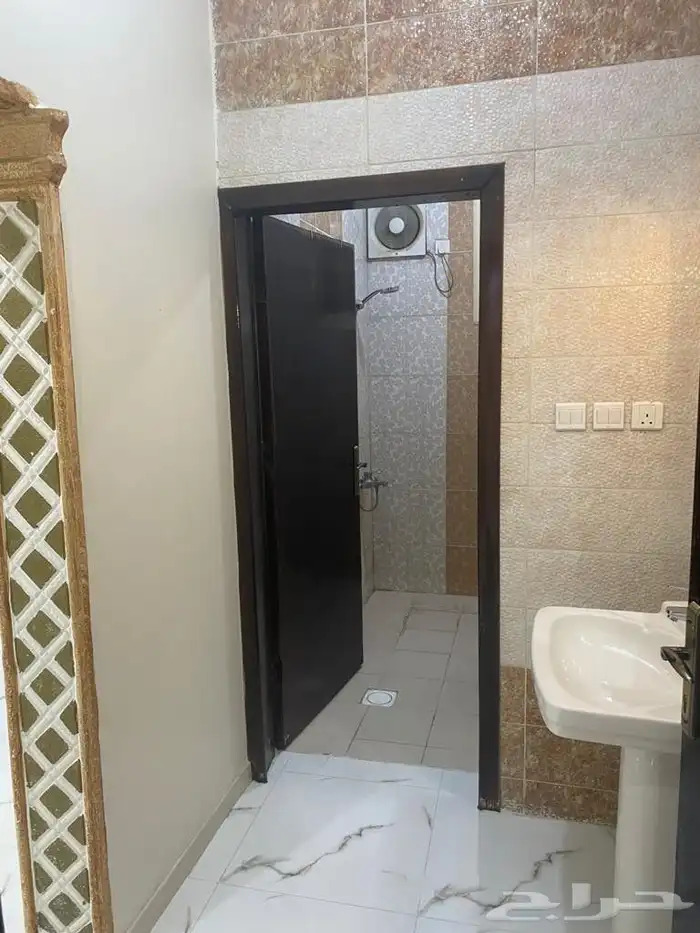 شقة نظيفة للايجار بلاطة 5 غرف 1