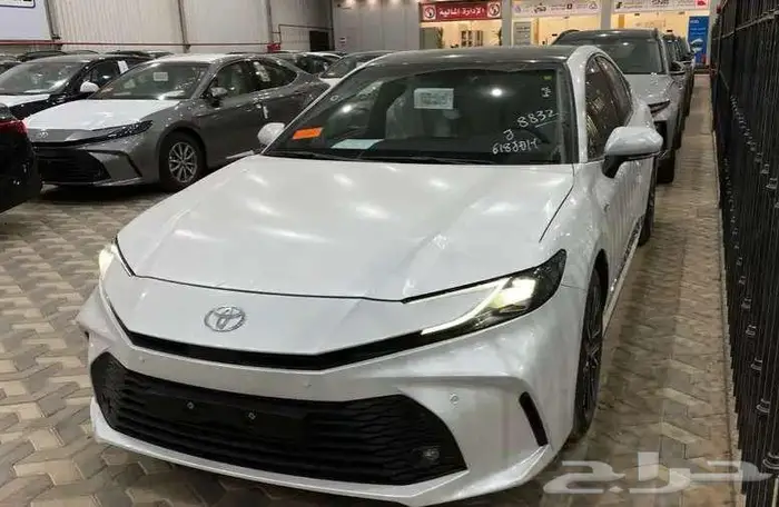 تويوتا كامري LE هايبرد 2025 اصفار 8
