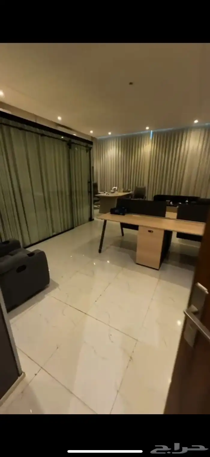 تقبيل مكتب 0