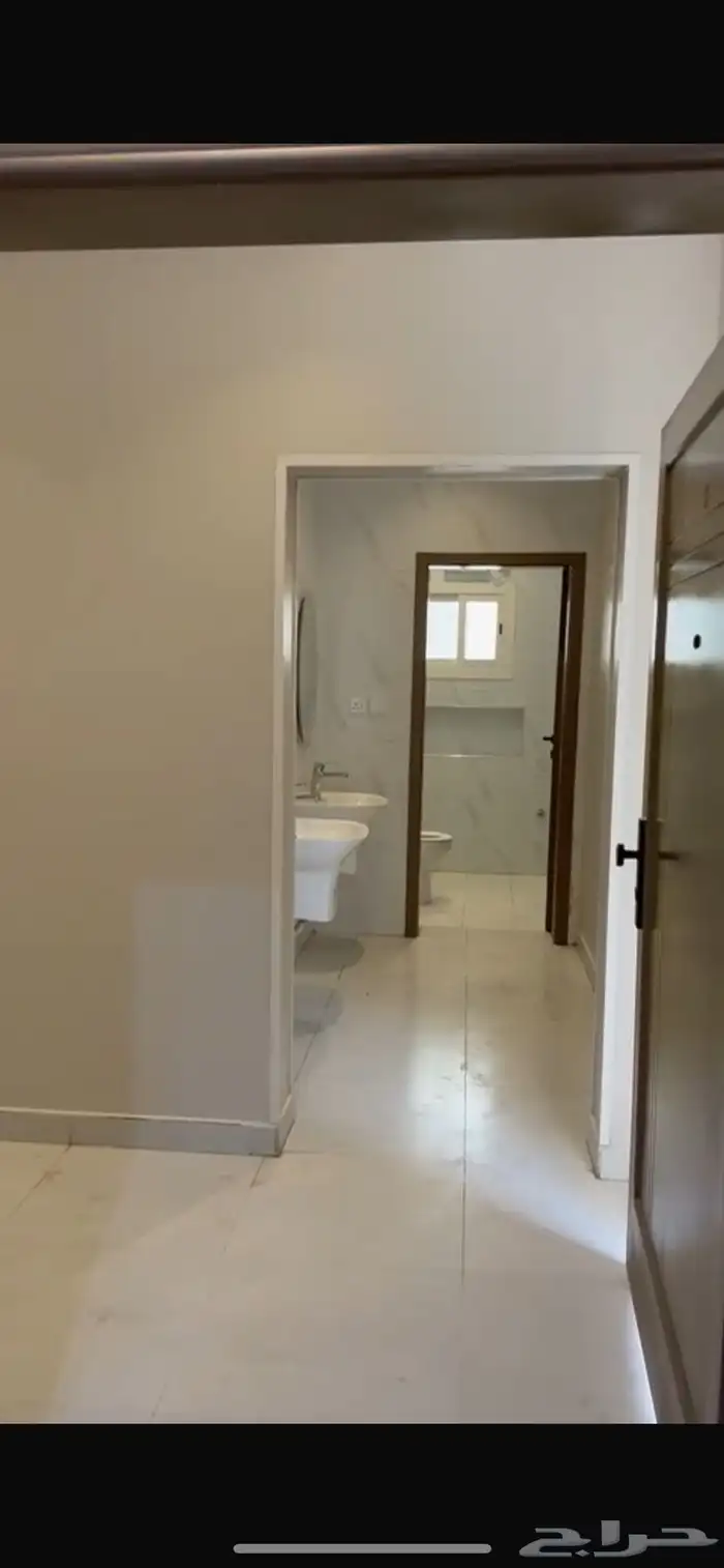 شقة روف بتشطيب ممتاز   للايجار  ولي العهد 0