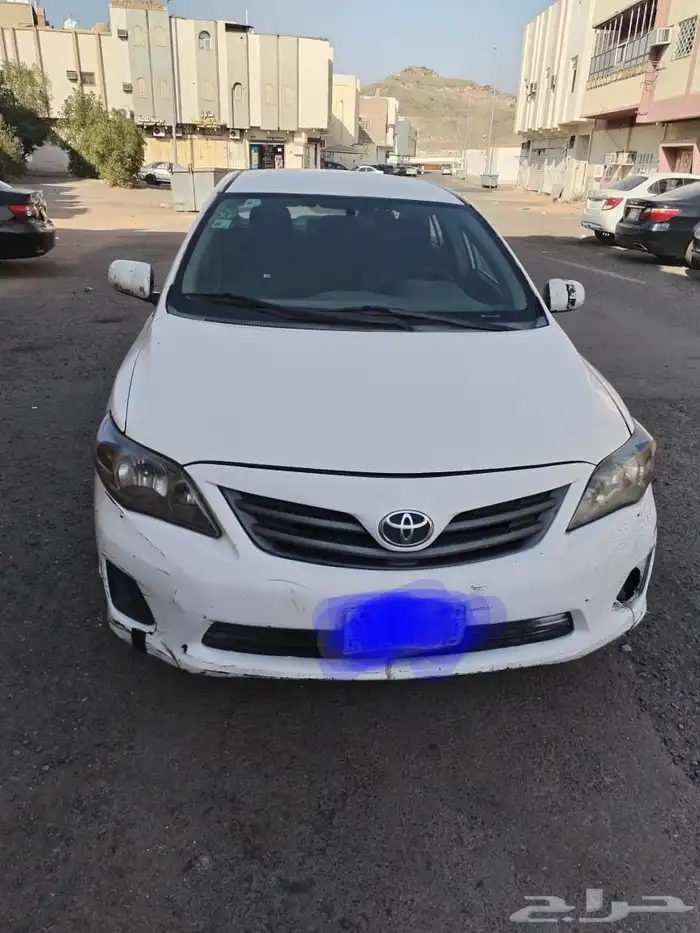 للبيع كورولا 2011 الممشى 240 اللون أبيض. المكيف يبرد في 0
