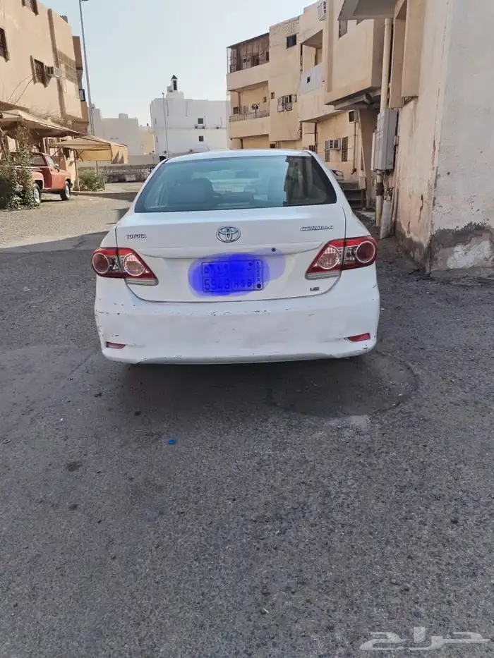 للبيع كورولا 2011 الممشى 240 اللون أبيض. المكيف يبرد في 2