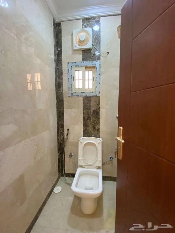 فيلا للإيجار في شارع أحمد بن خالد بن الجباب  حي الياقوت 21